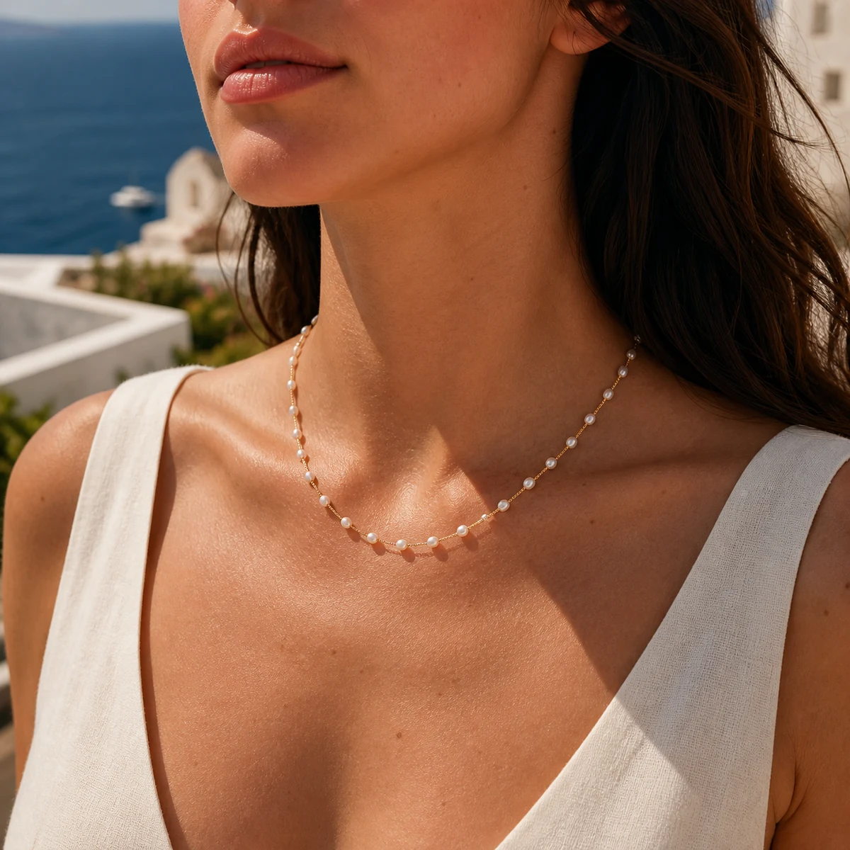 Modelo usando o Colar Capri em uma varanda mediterrânea