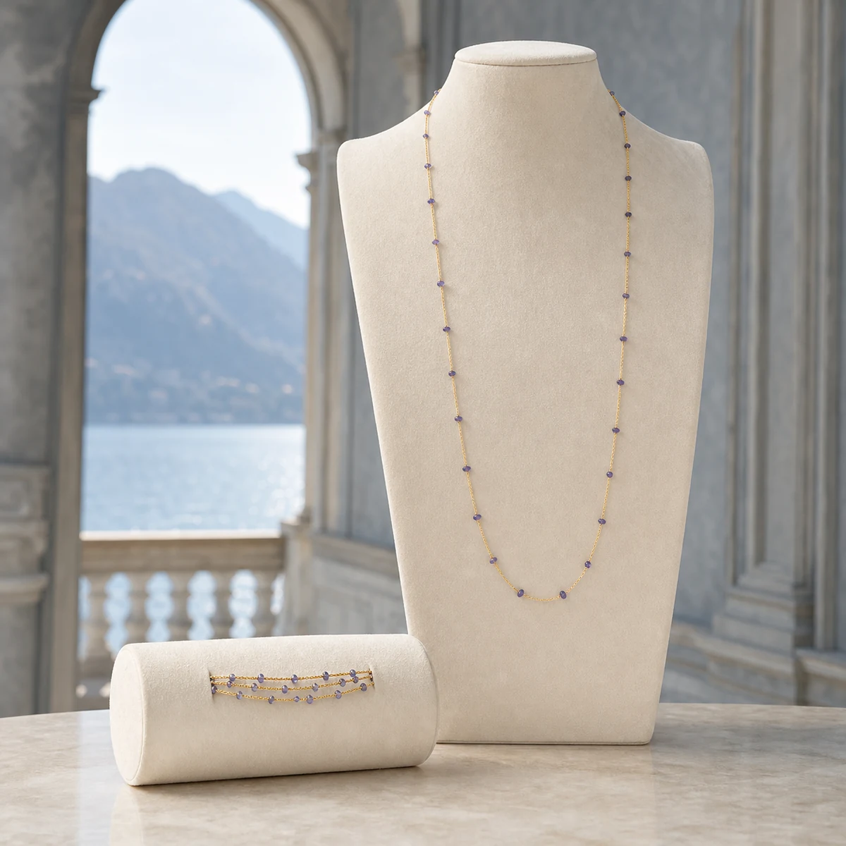 Colar longo e pulseira tripla do Conjunto Lago di Como apresentados em expositores