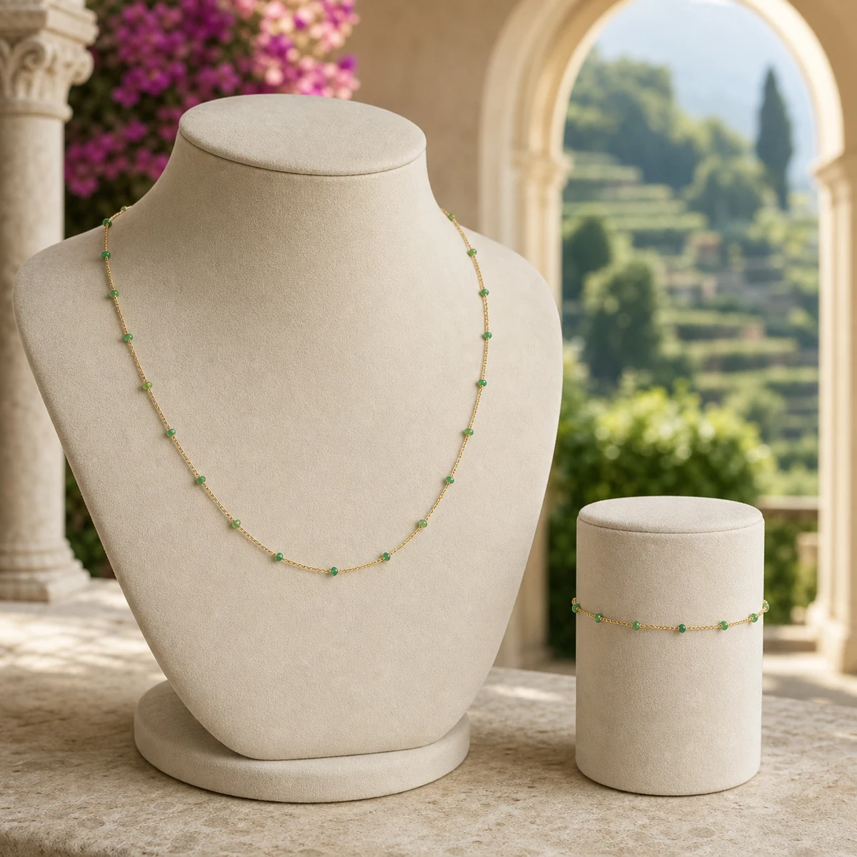 Colar e pulseira do Conjunto Ravello apresentados em expositores