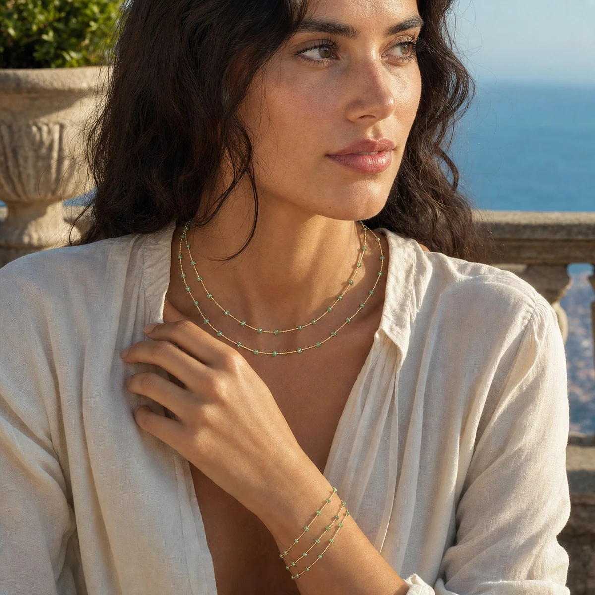 Modelo usando o colar em duas voltas e a pulseira tripla Ravello