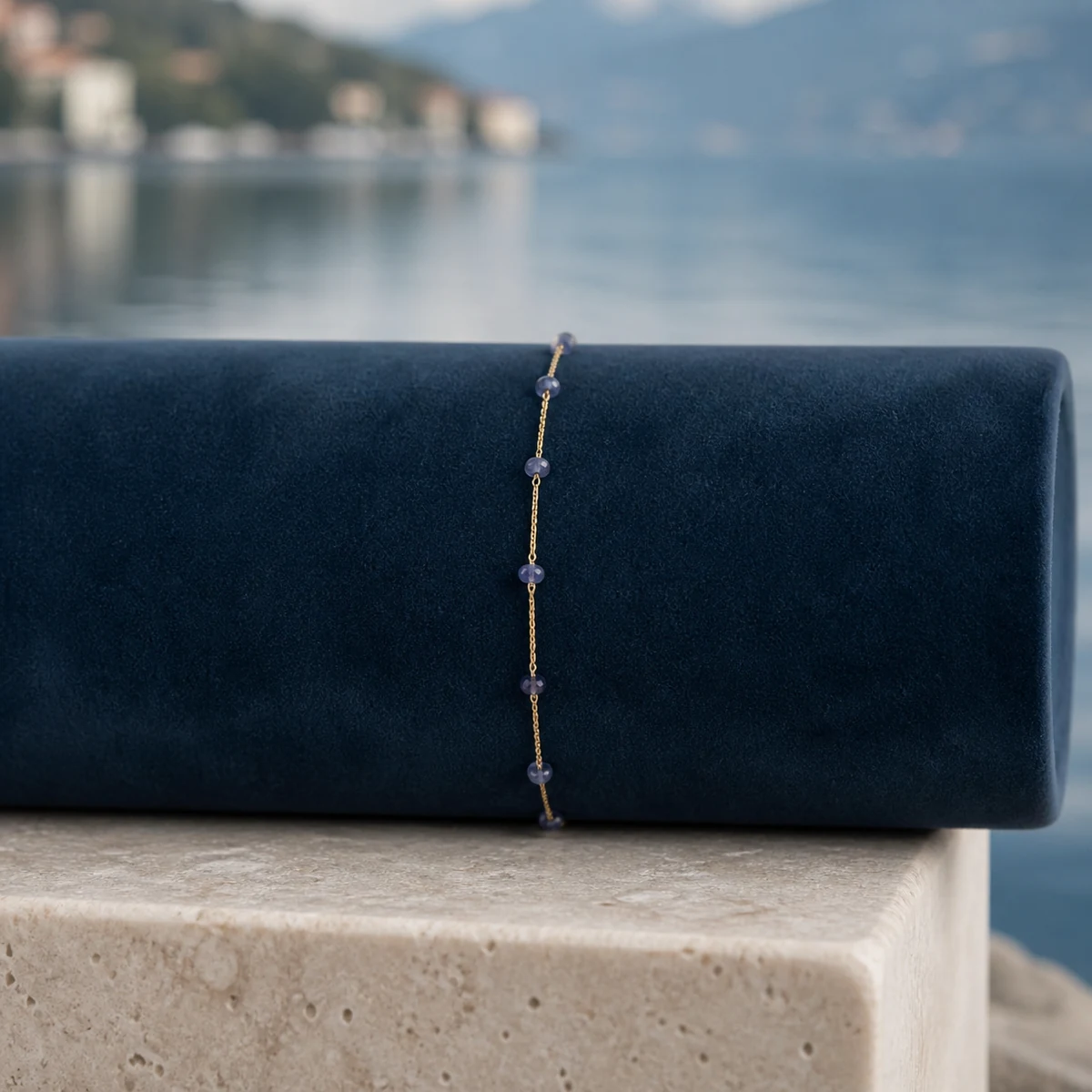 Pulseira Lago di Como apresentada em expositor azul