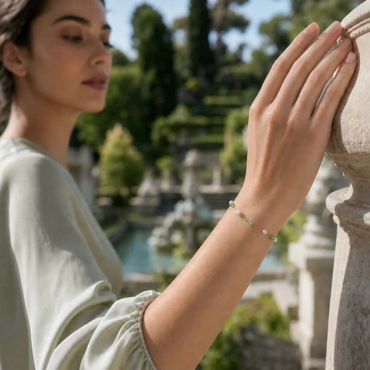 Modelo usando a Pulseira Ravello nos jardins italianos